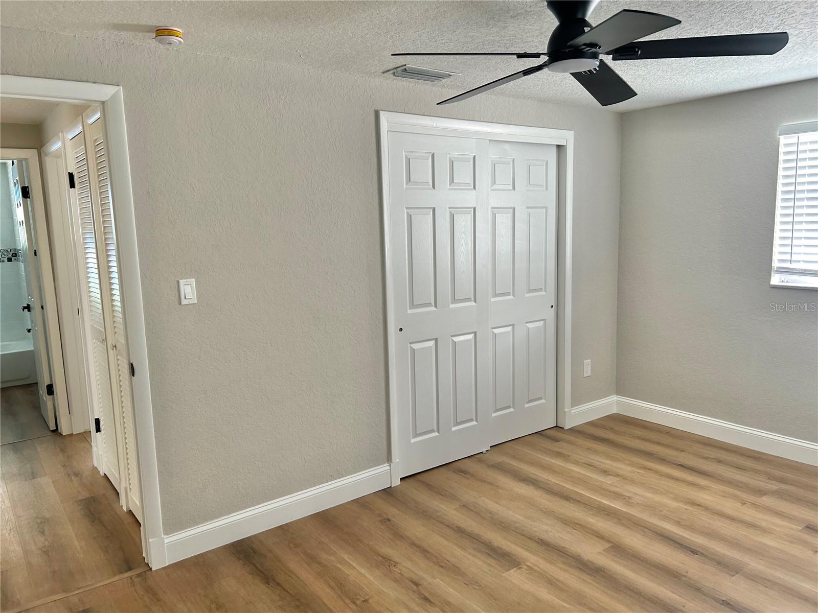 Listing photo id 36 for 4371 Newbury Drive
