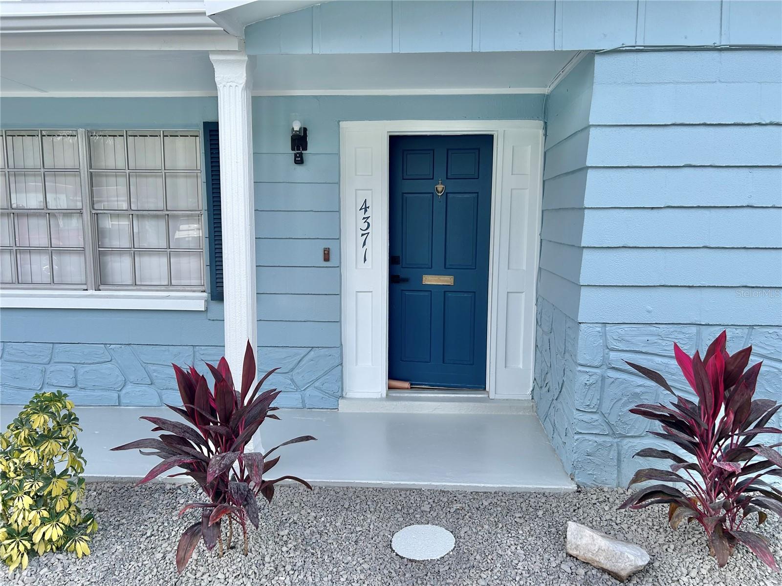 Listing photo id 2 for 4371 Newbury Drive