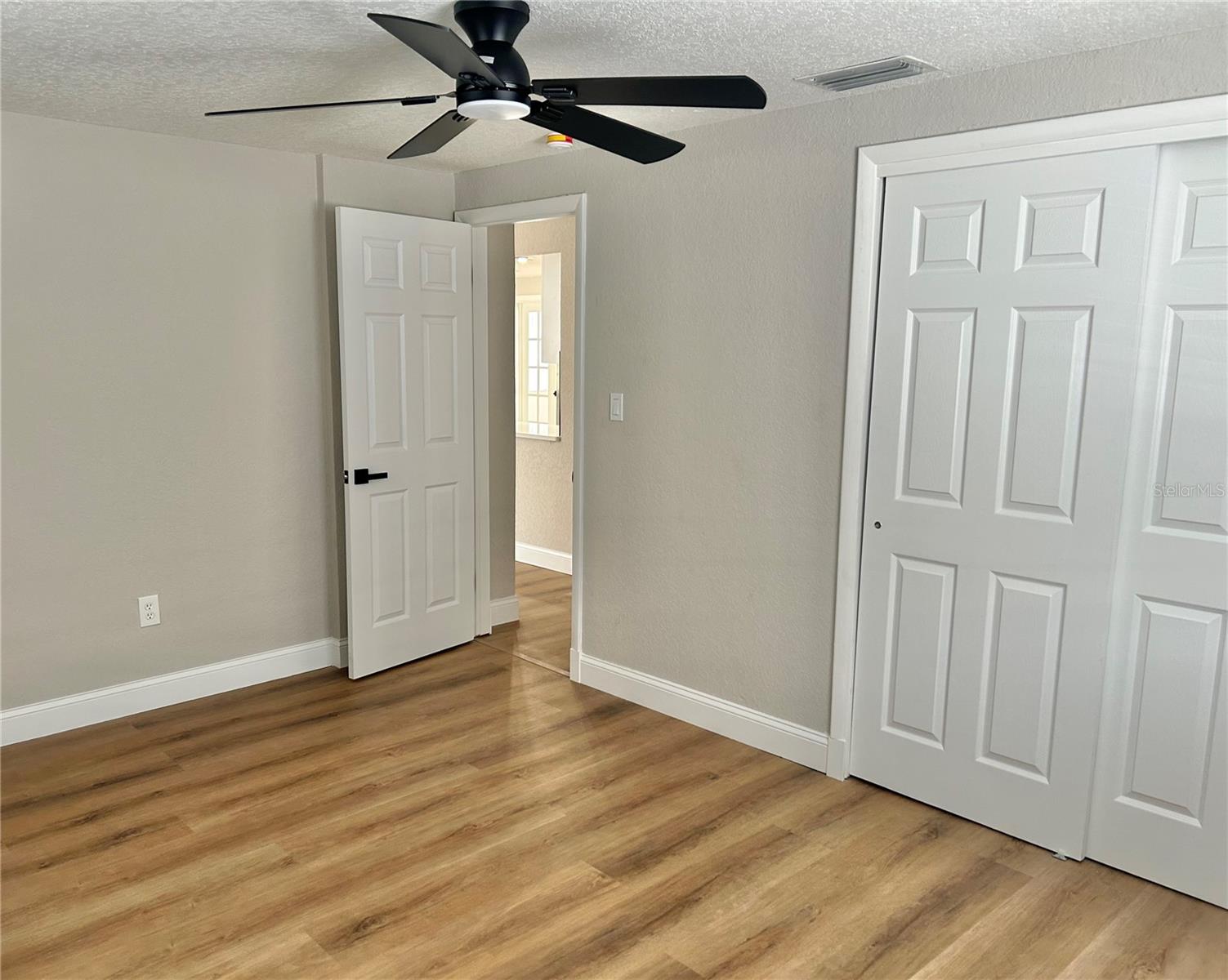 Listing photo id 38 for 4371 Newbury Drive