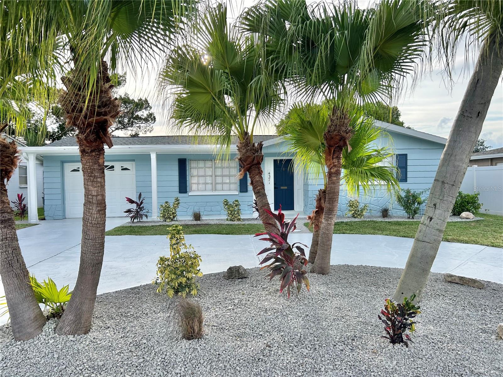 Listing photo id 46 for 4371 Newbury Drive