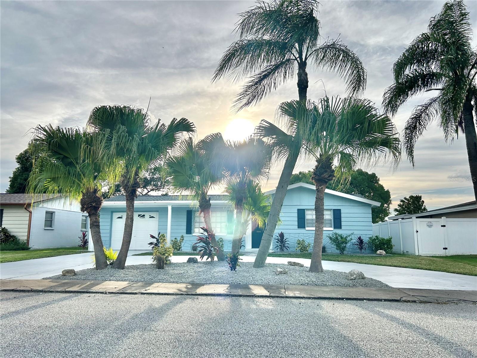 Listing photo id 47 for 4371 Newbury Drive
