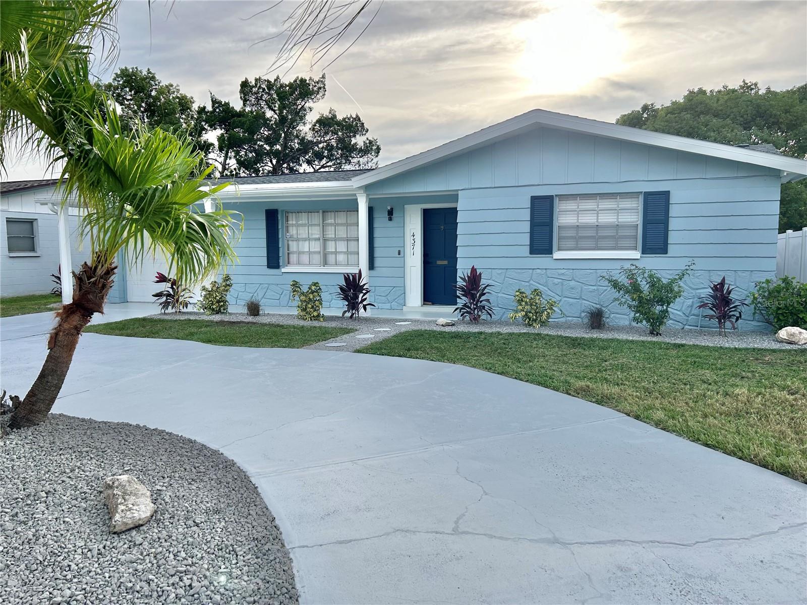 Listing photo id 49 for 4371 Newbury Drive