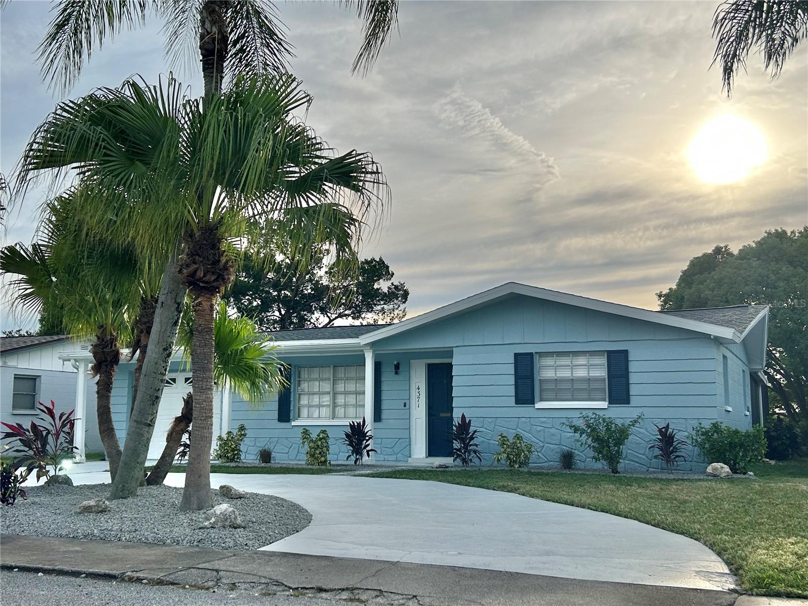 Listing photo id 52 for 4371 Newbury Drive