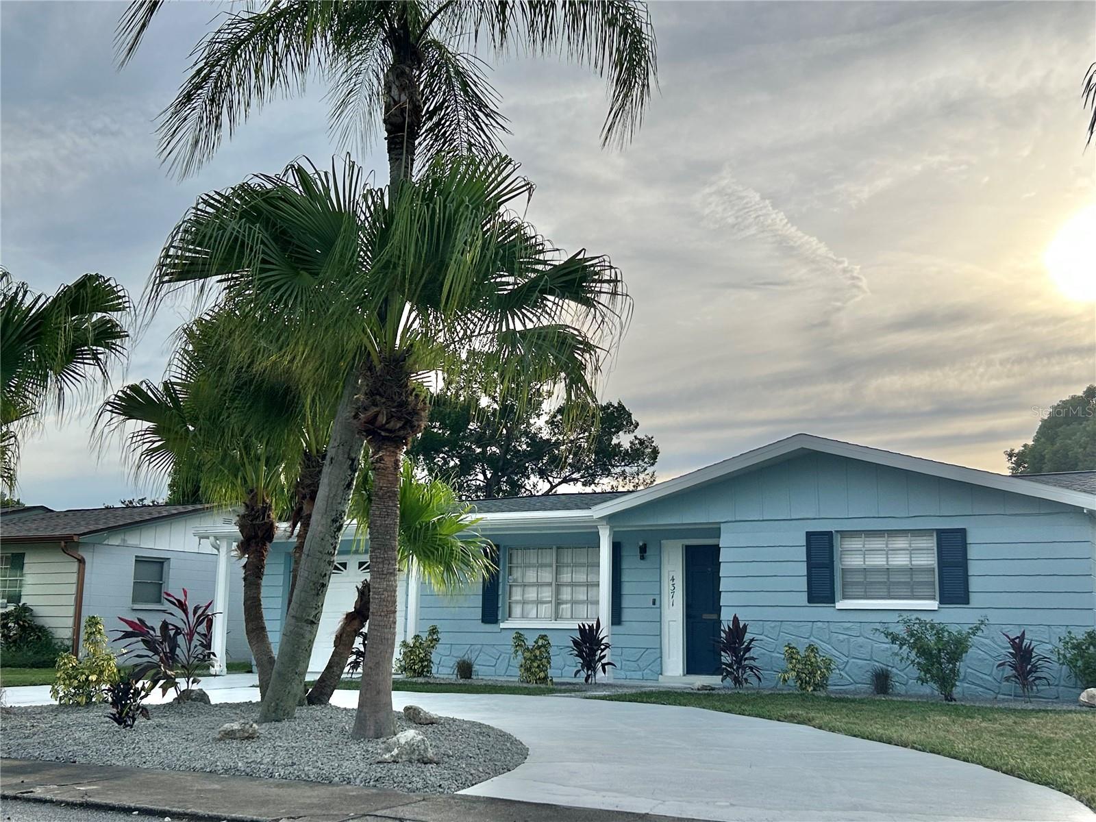 Listing photo id 53 for 4371 Newbury Drive
