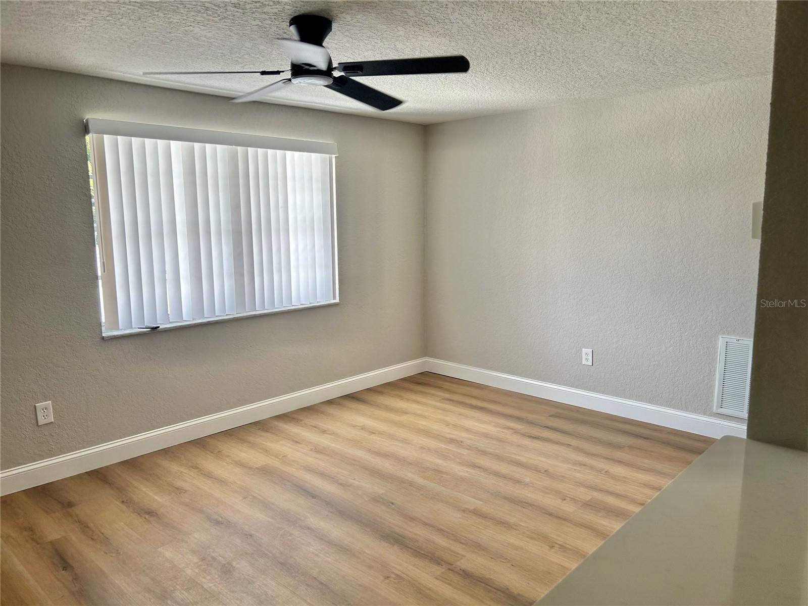 Listing photo id 60 for 4371 Newbury Drive