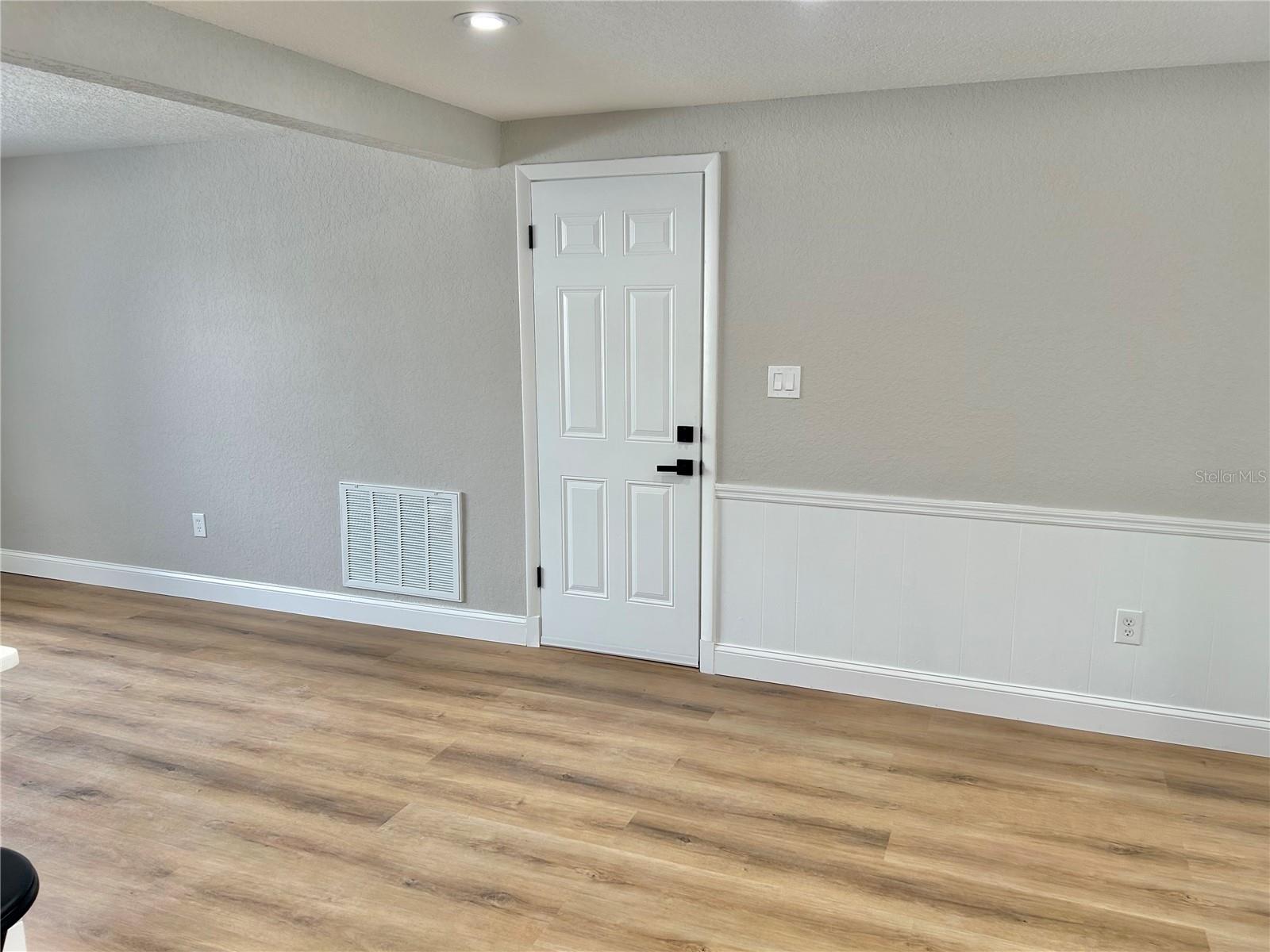 Listing photo id 61 for 4371 Newbury Drive