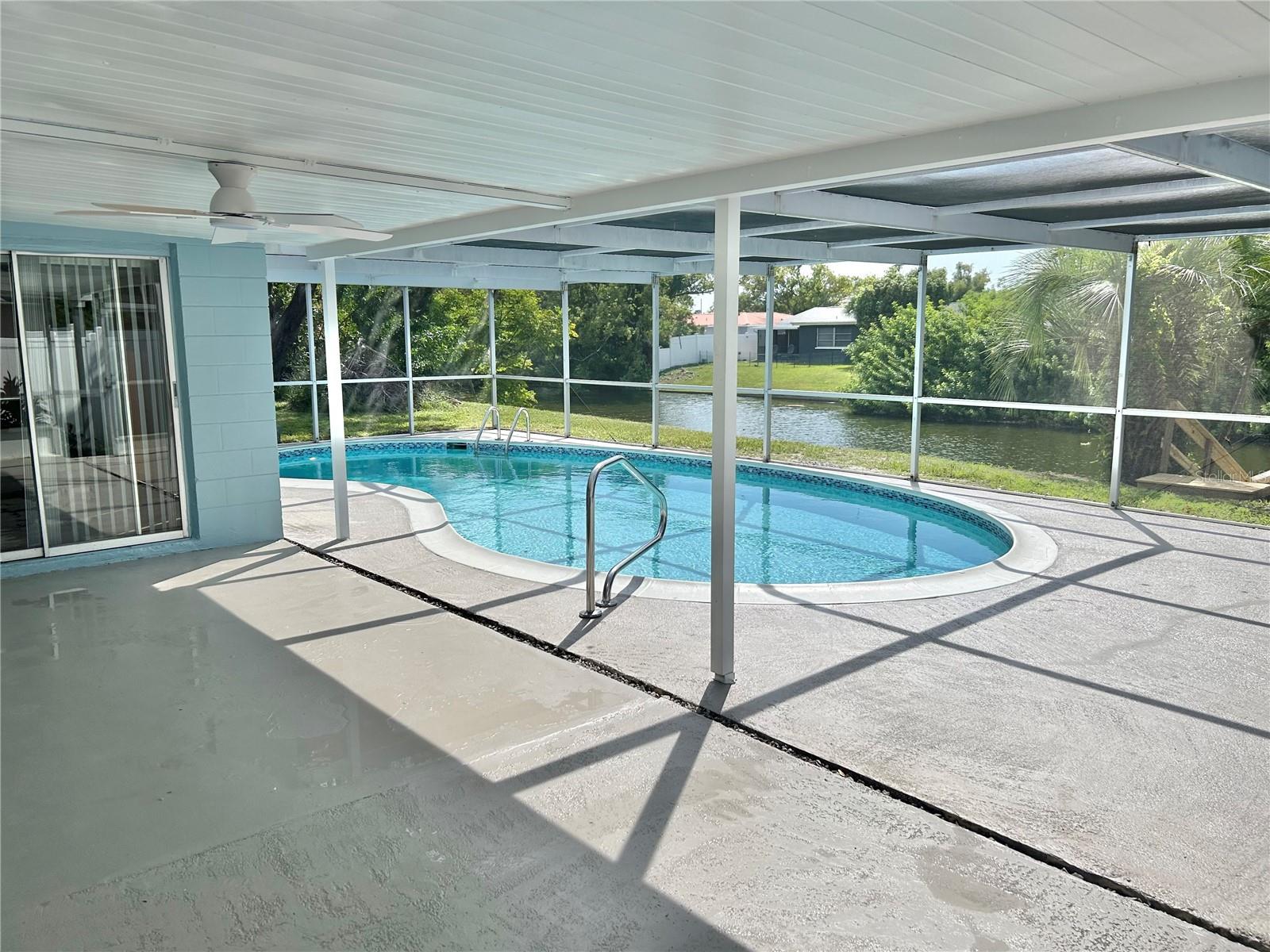 Listing photo id 5 for 4371 Newbury Drive