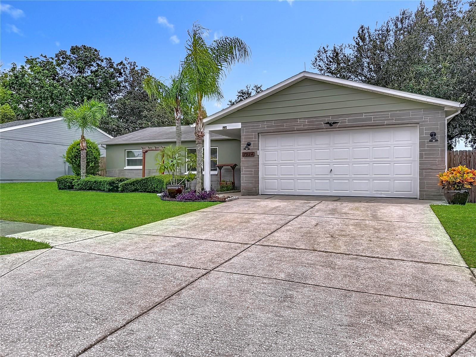 Image 4 of 39 For 7924 Royal Stewart Drive