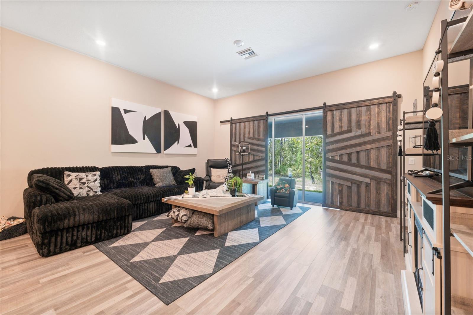 Listing photo id 37 for 13073 Jaywalk Road