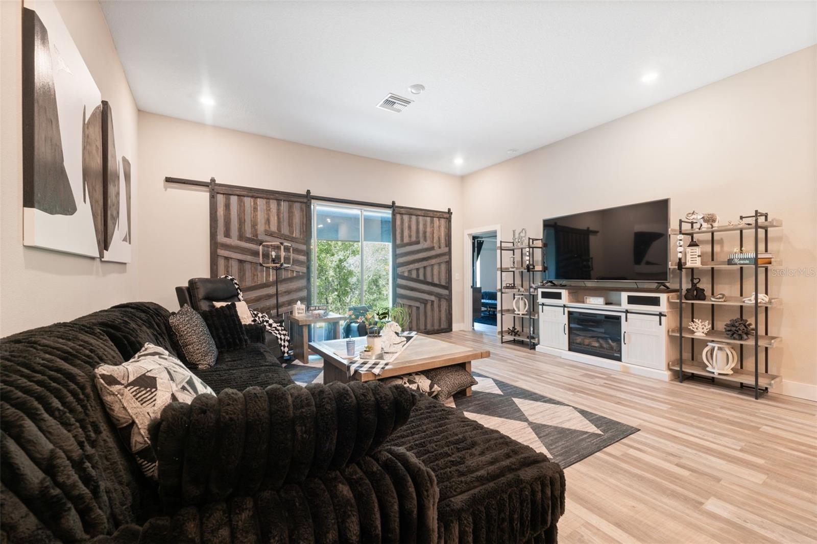 Listing photo id 5 for 13073 Jaywalk Road