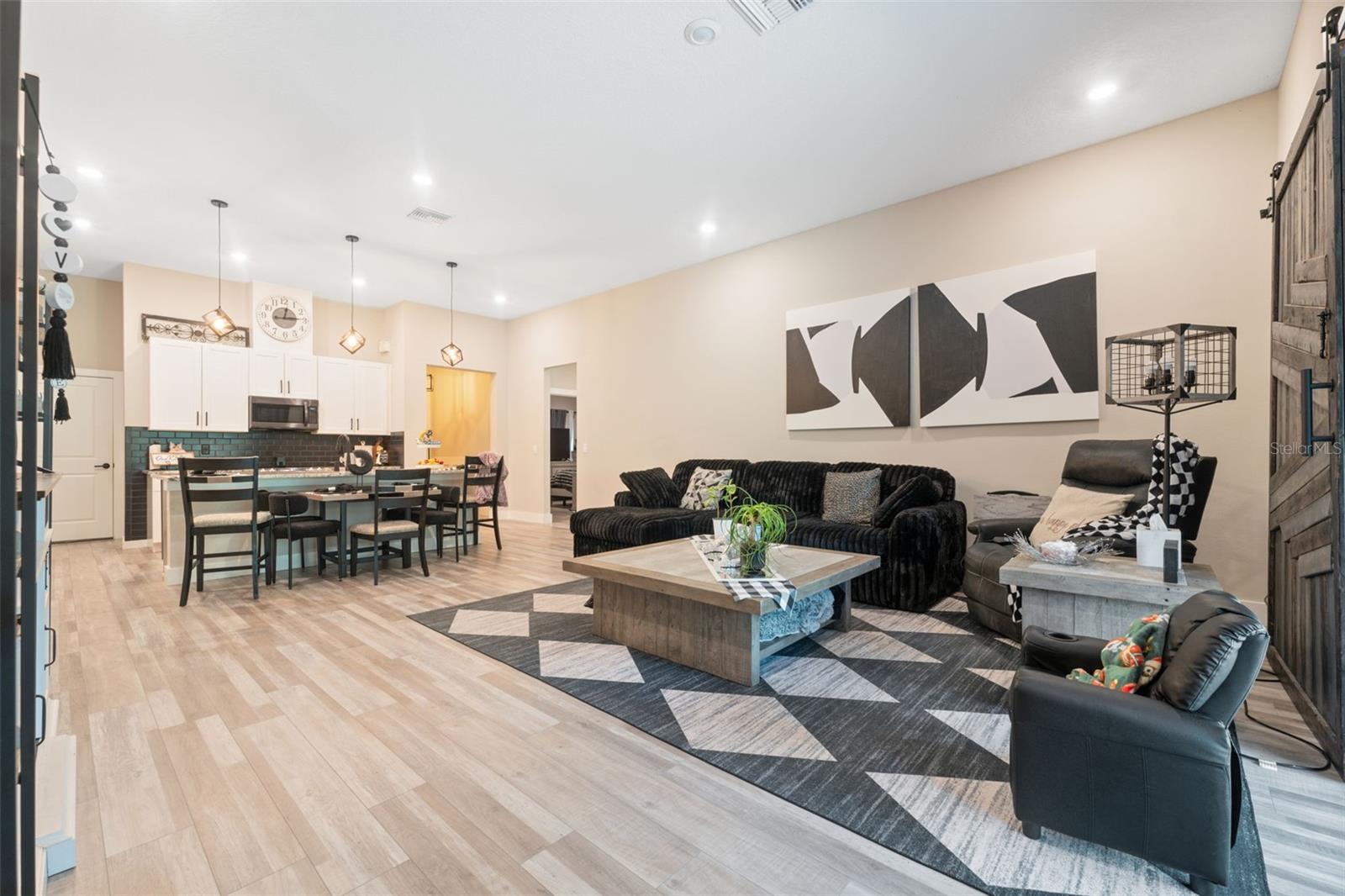 Listing photo id 6 for 13073 Jaywalk Road