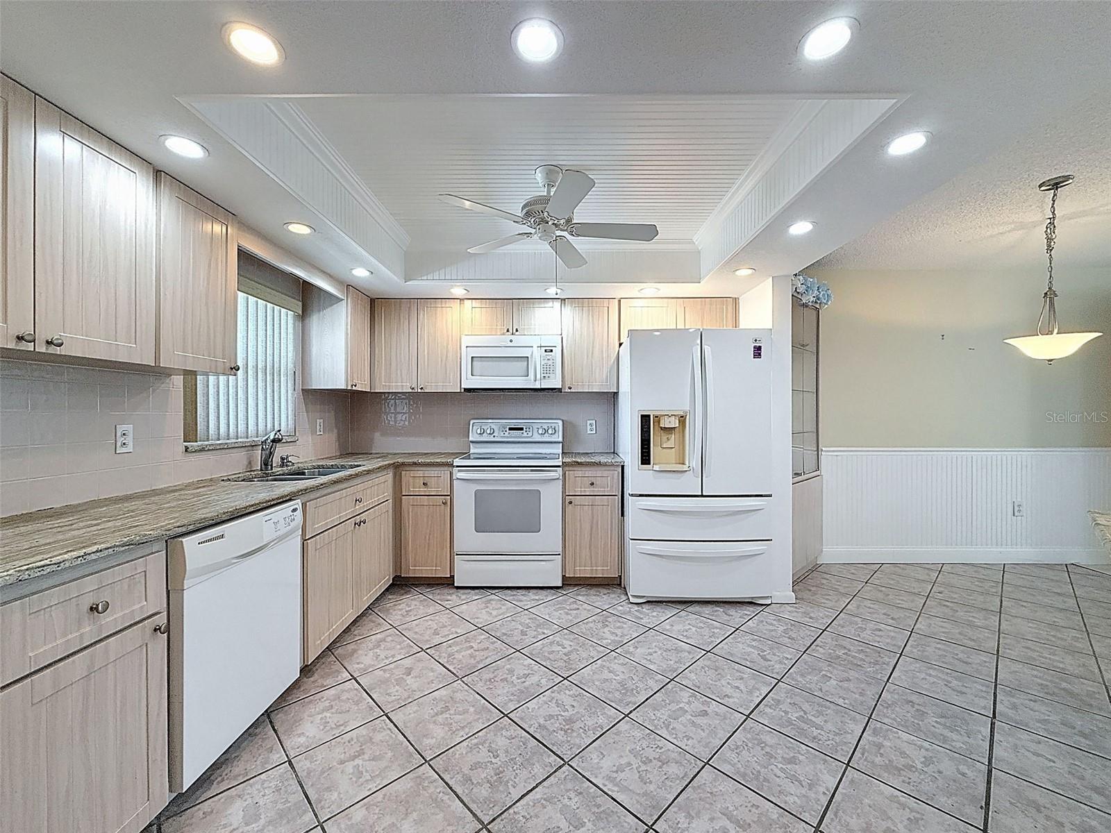 Image 2 of 32 For 4550 Cove Circle 507