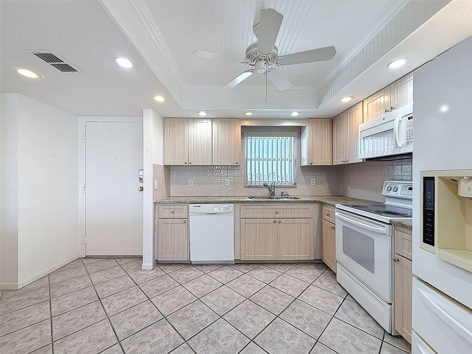 Image 5 of 32 For 4550 Cove Circle 507