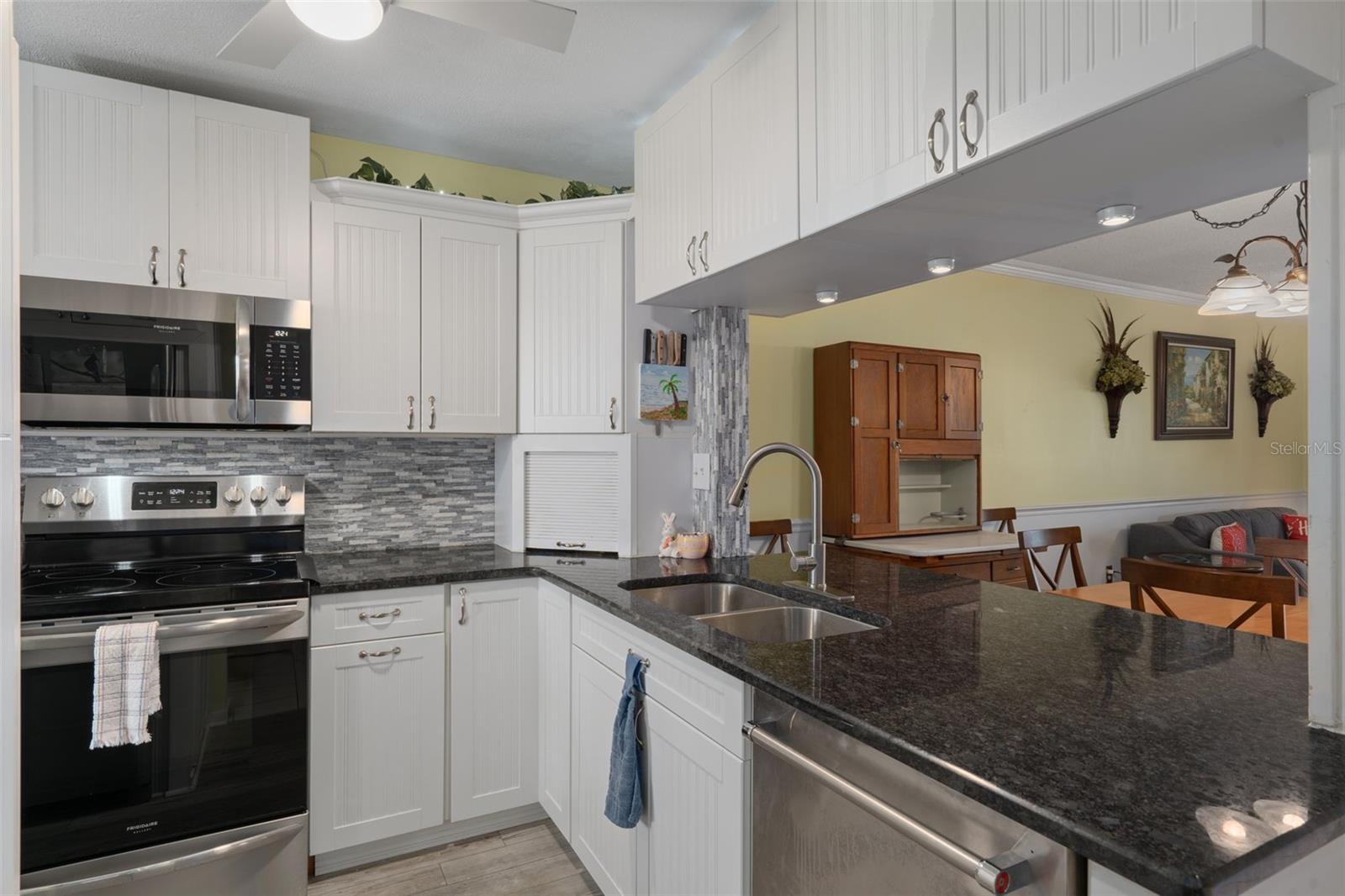 Image 19 of 71 For 8211 Brent Street 832