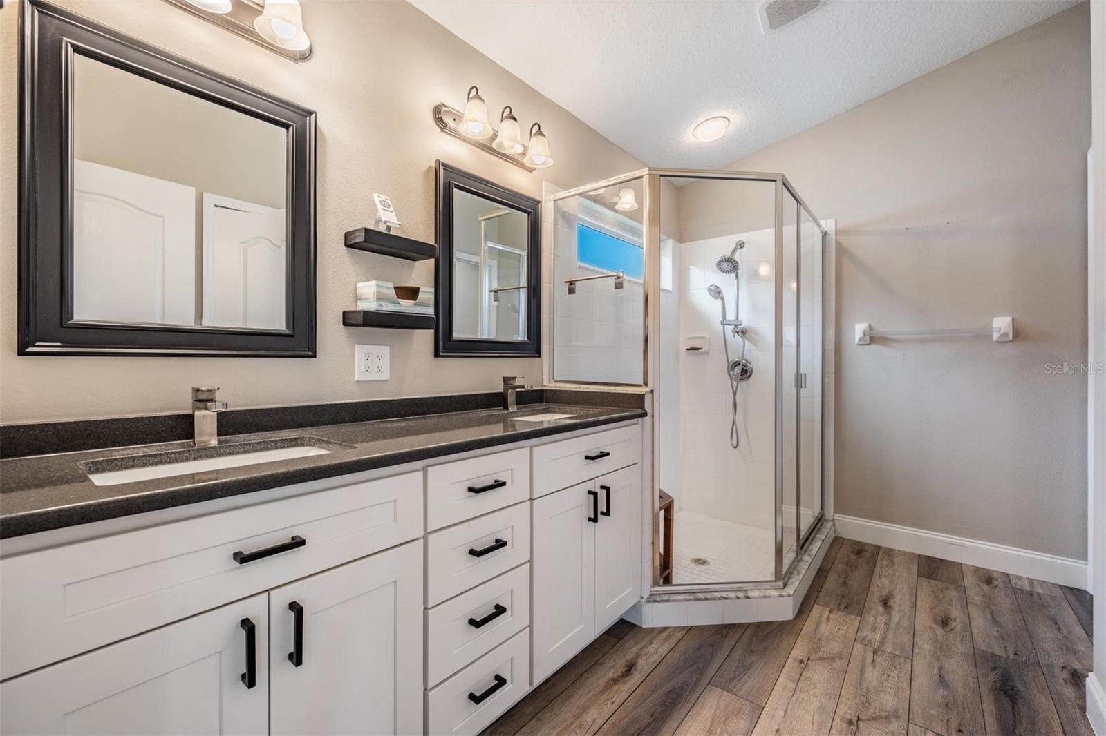 Listing photo id 11 for 11946 Yellow Finch Lane