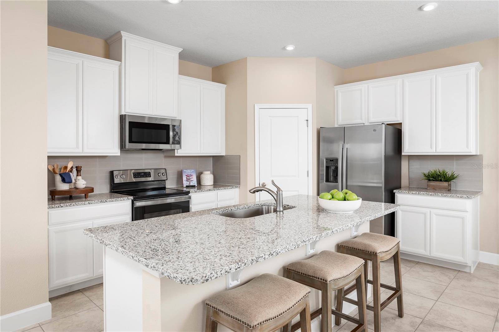 Image 6 of 23 For 16449 Queen Palm Drive