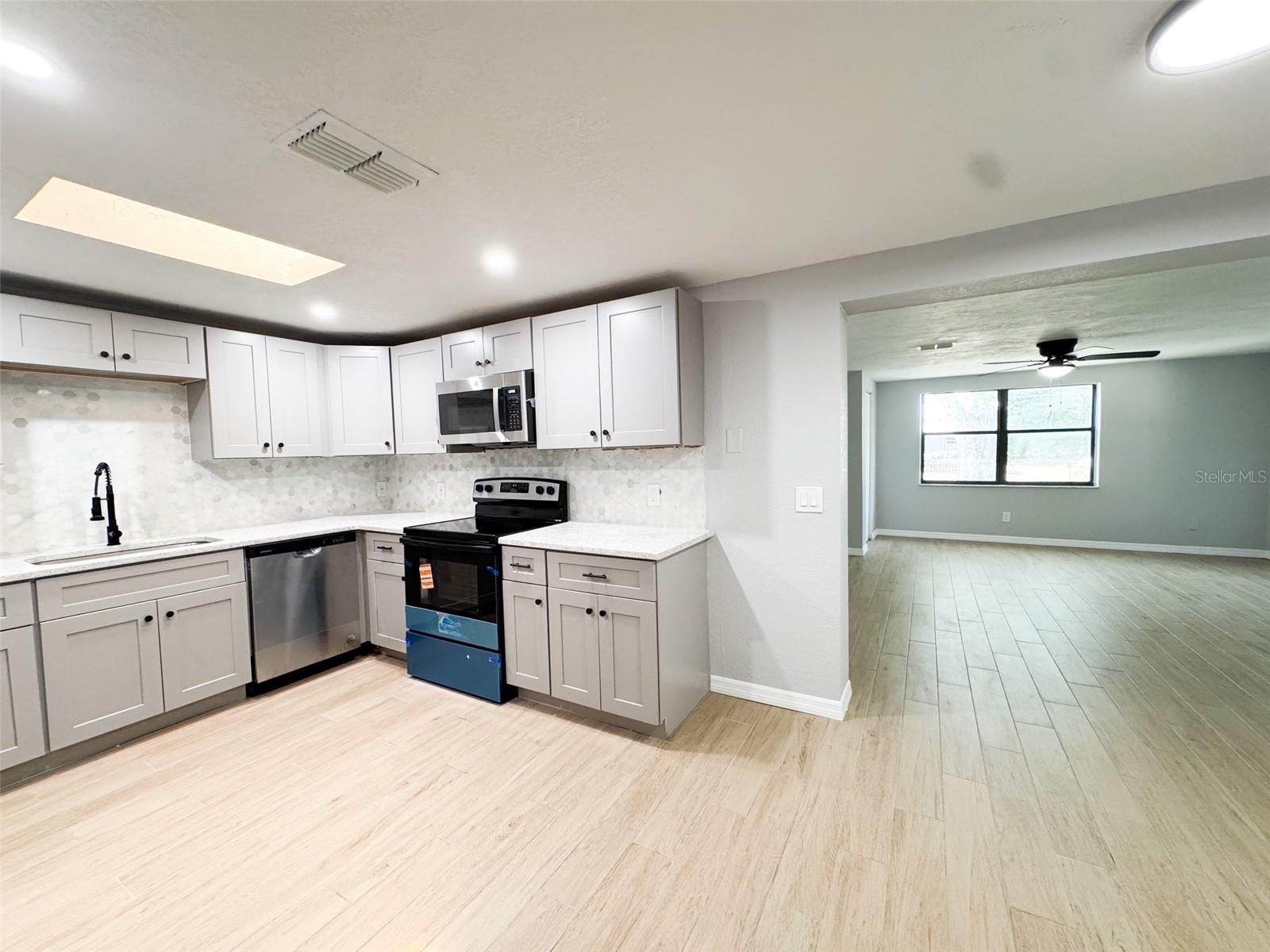 Image 3 of 32 For 8927 Roble Way
