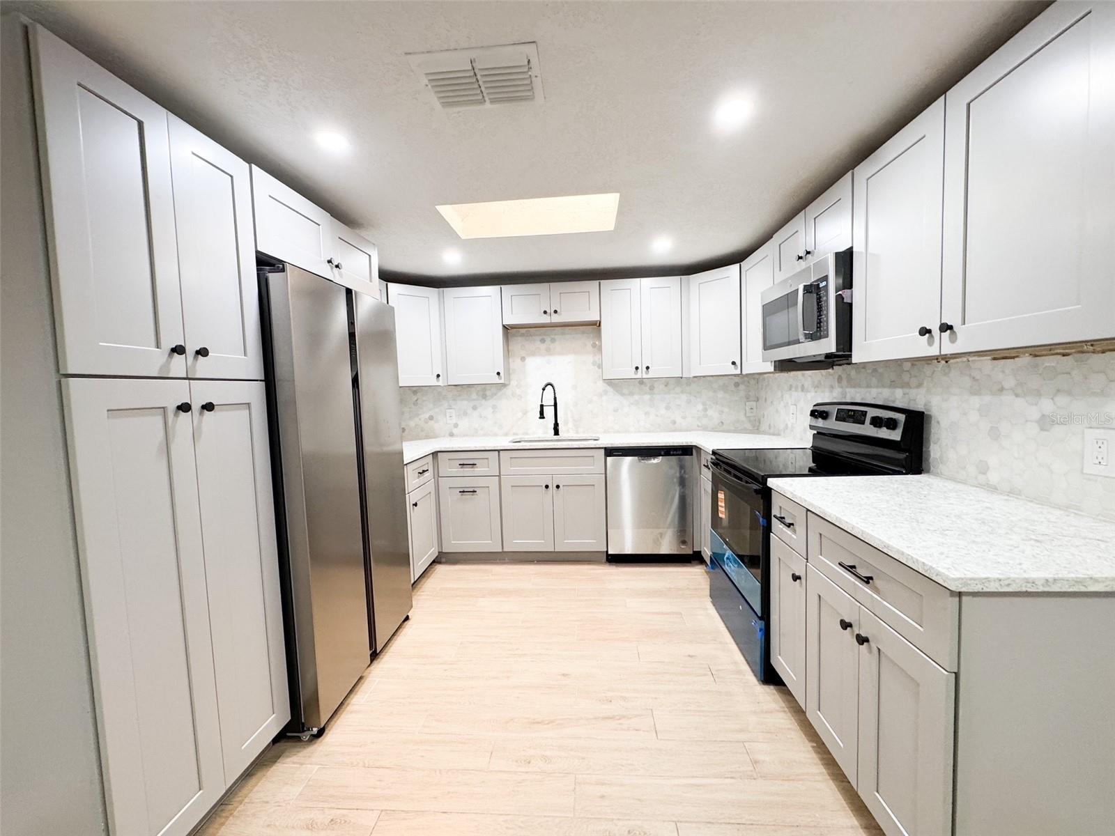 Image 4 of 32 For 8927 Roble Way
