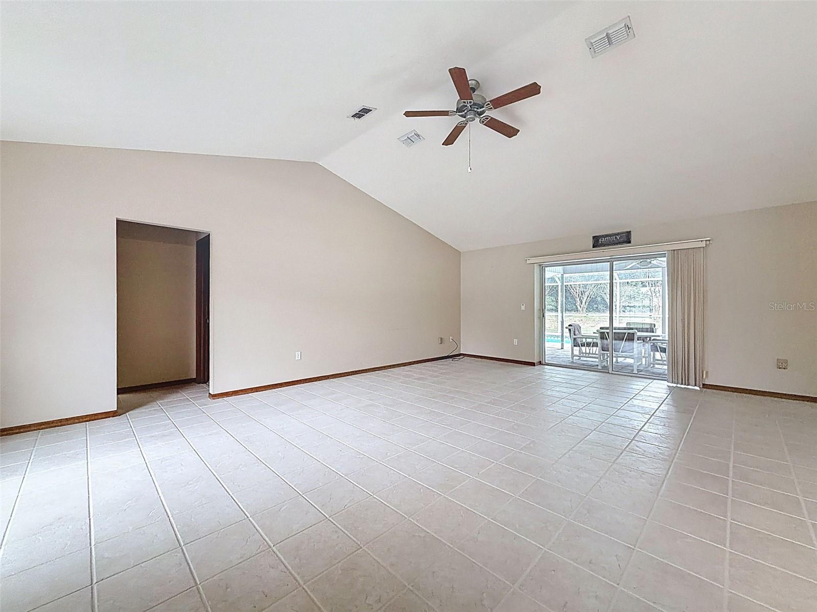 Listing photo id 9 for 12061 Glen Haven Street