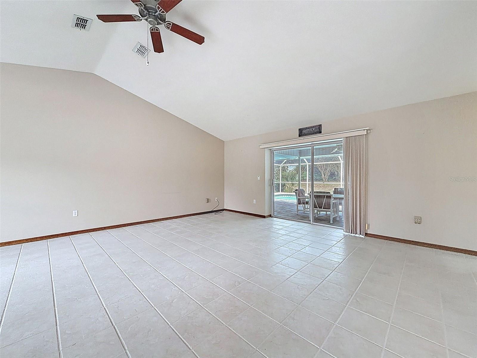 Listing photo id 10 for 12061 Glen Haven Street