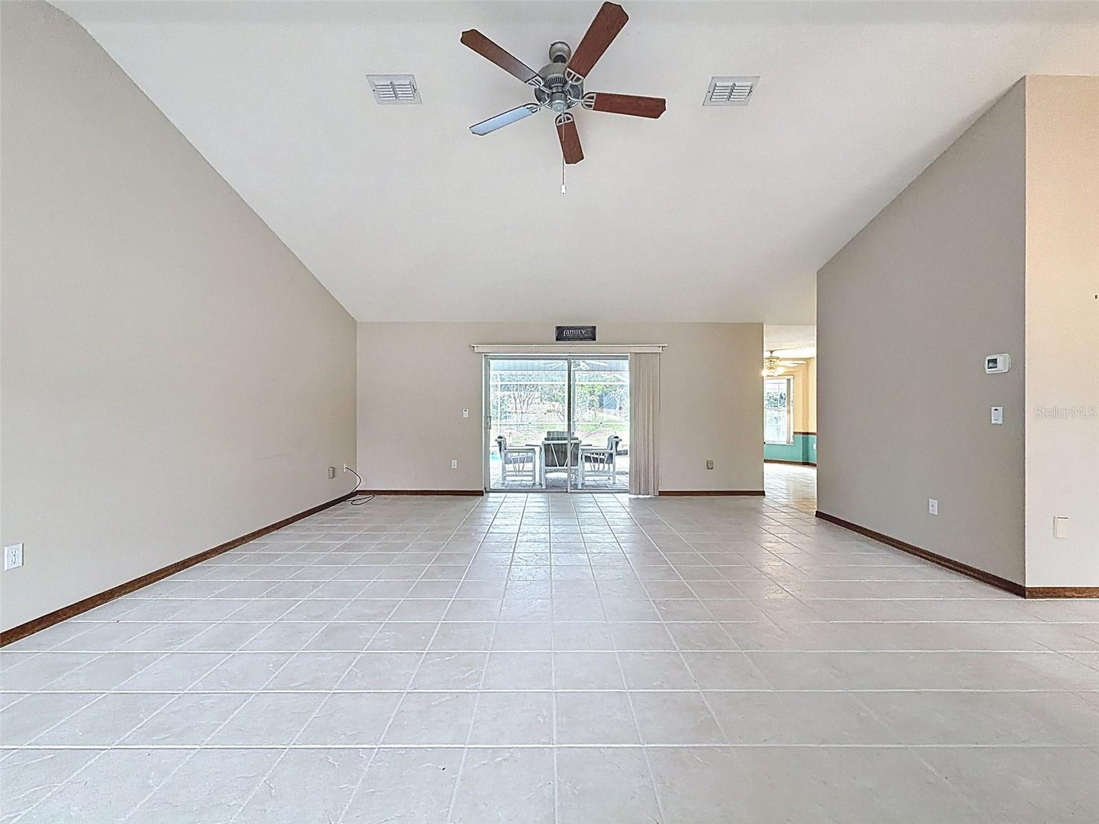 Listing photo id 11 for 12061 Glen Haven Street