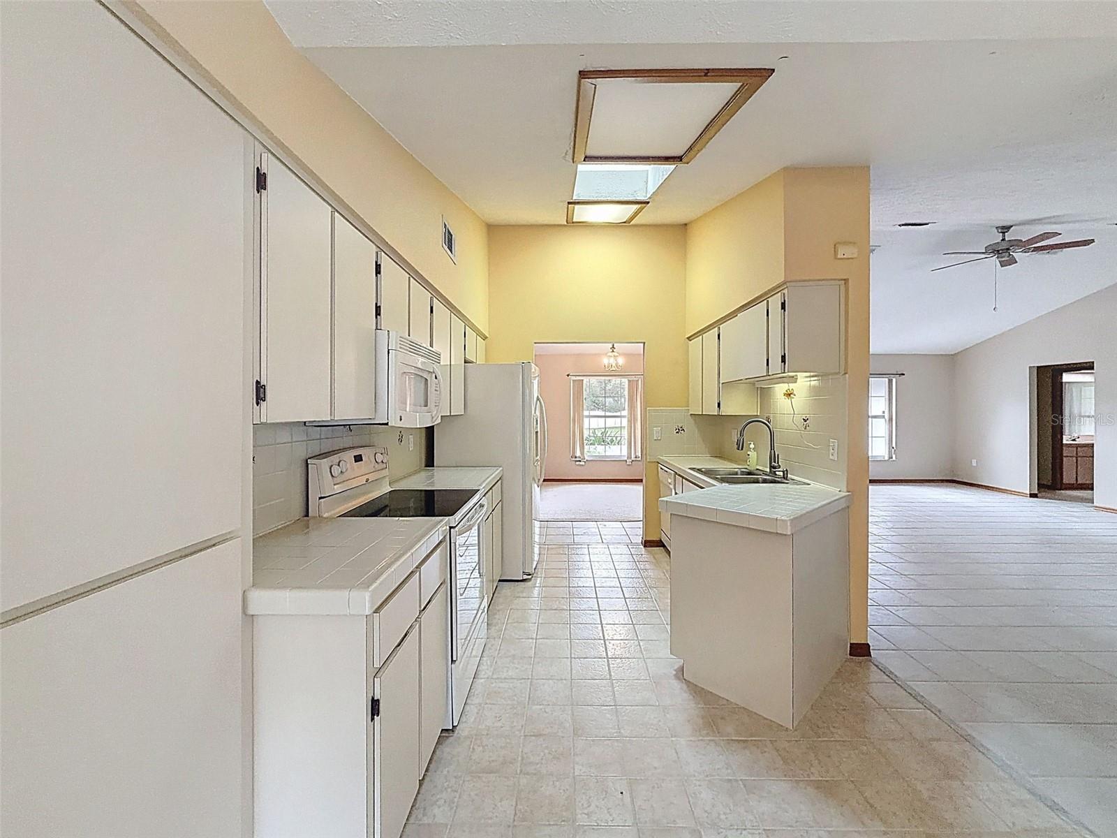 Listing photo id 17 for 12061 Glen Haven Street