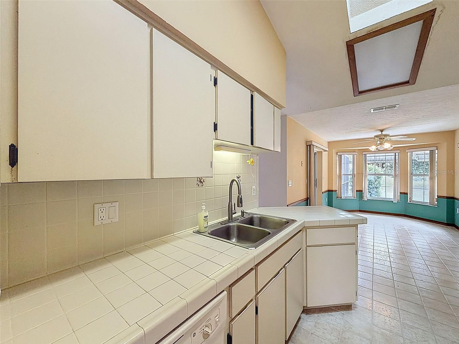 Listing photo id 18 for 12061 Glen Haven Street