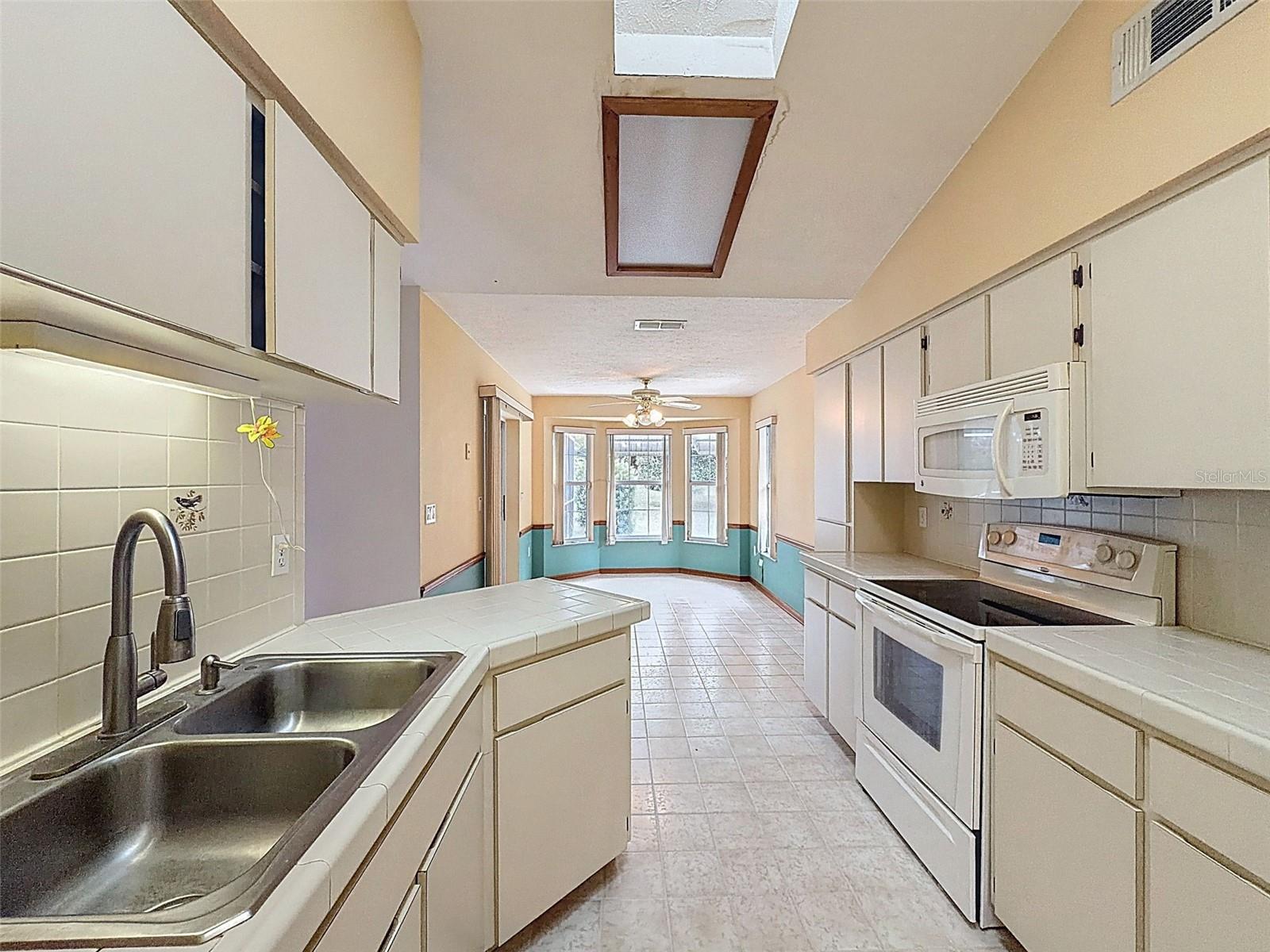 Listing photo id 19 for 12061 Glen Haven Street