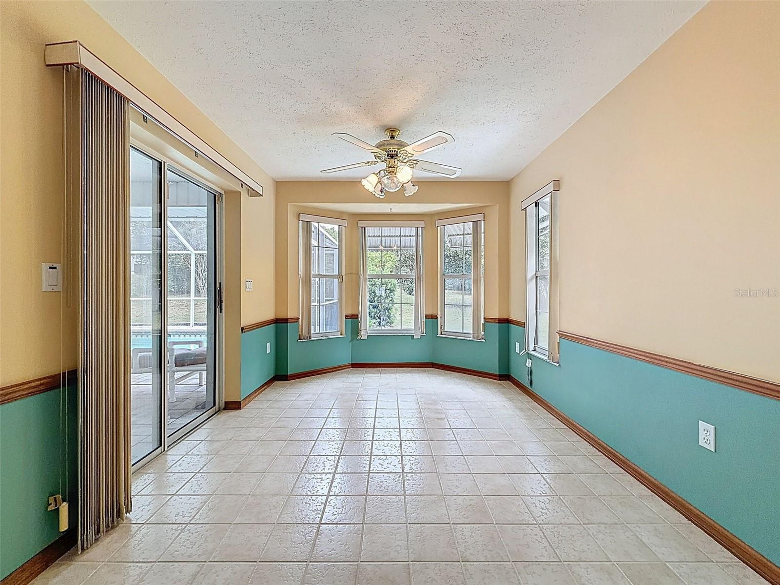 Listing photo id 23 for 12061 Glen Haven Street