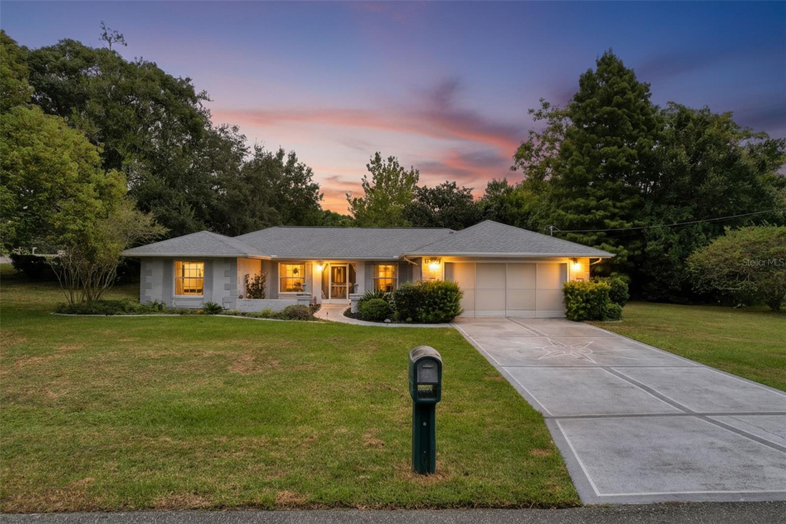 Listing photo id 1 for 12061 Glen Haven Street