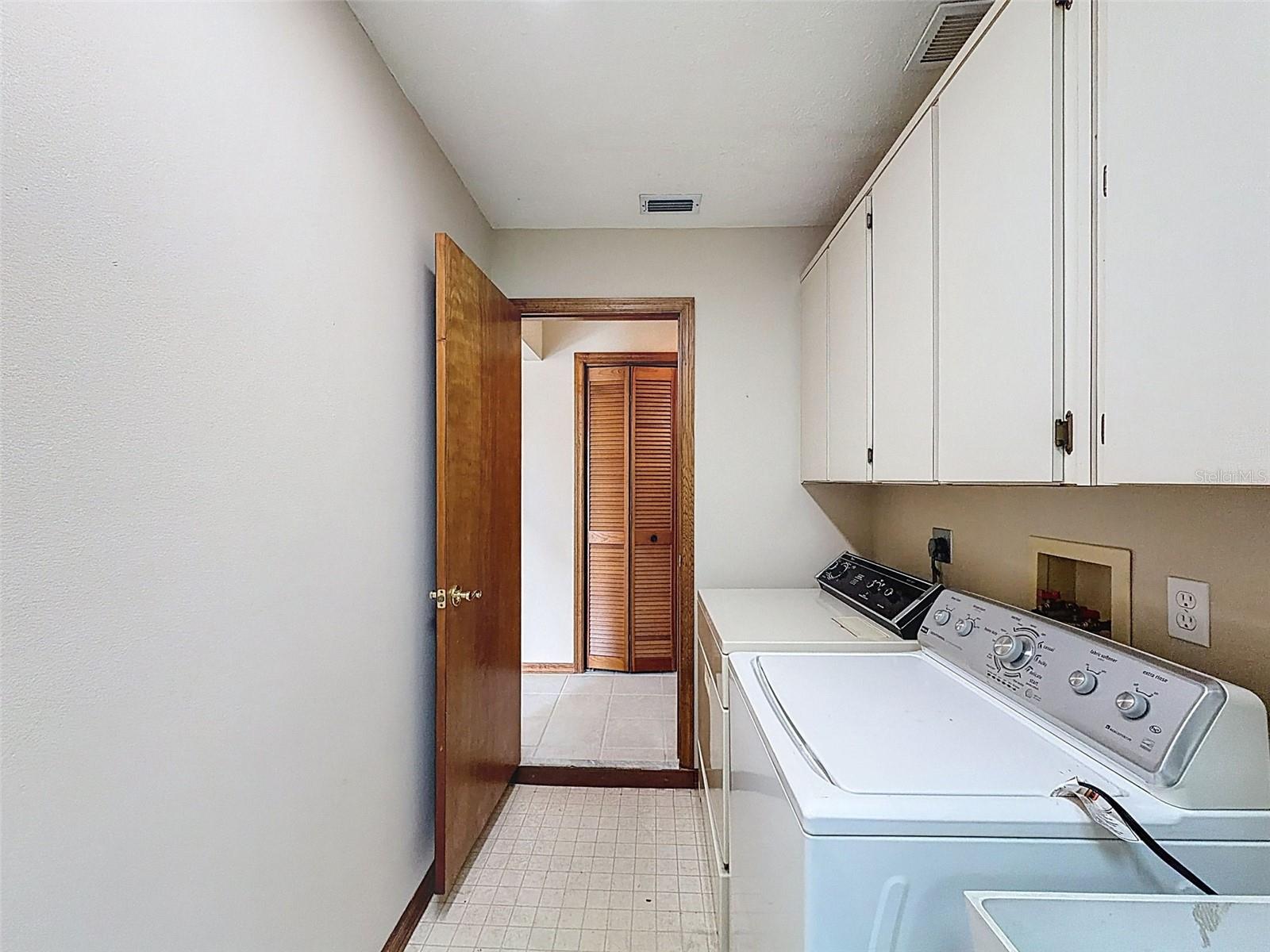 Listing photo id 46 for 12061 Glen Haven Street