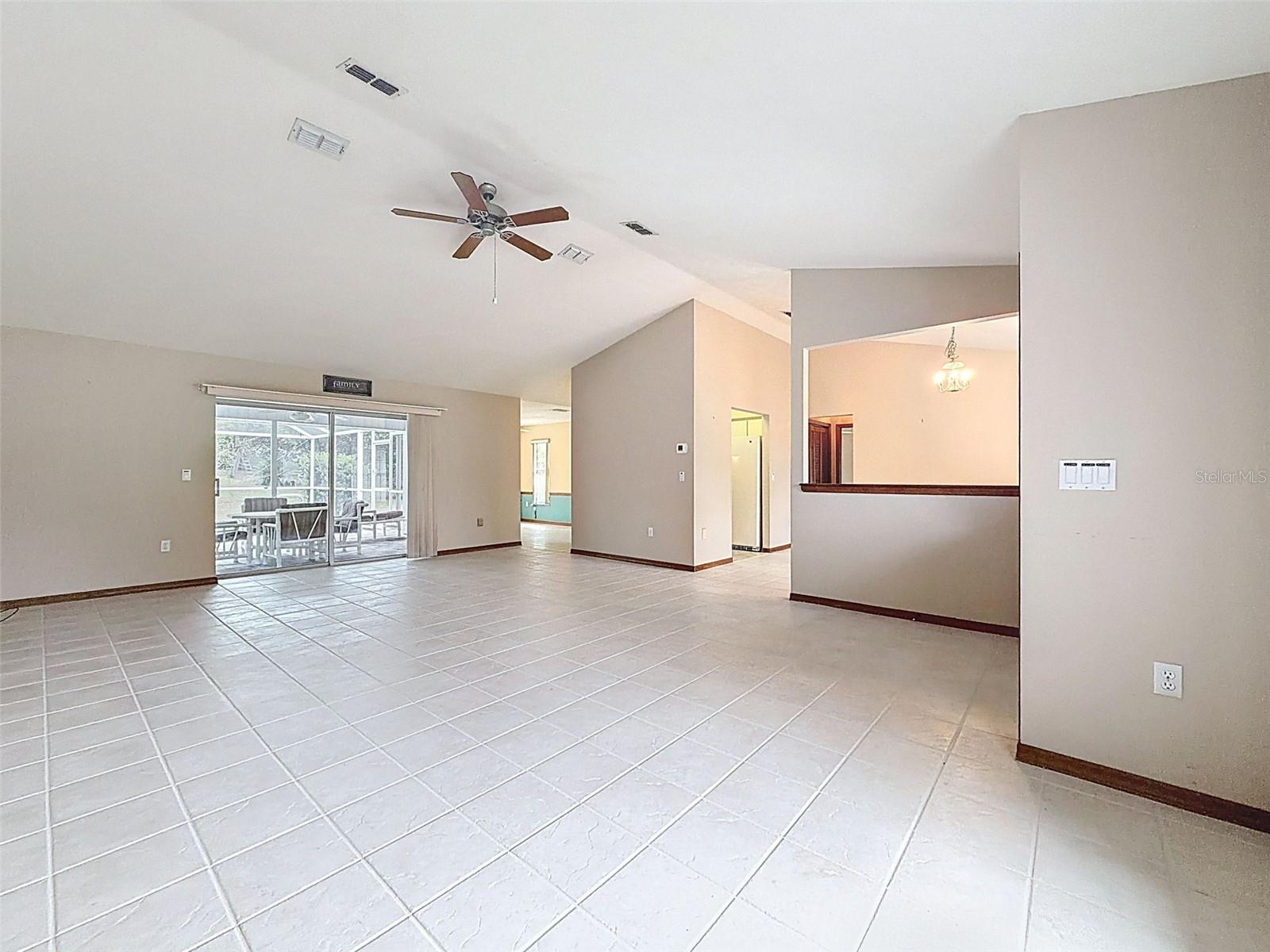 Listing photo id 3 for 12061 Glen Haven Street