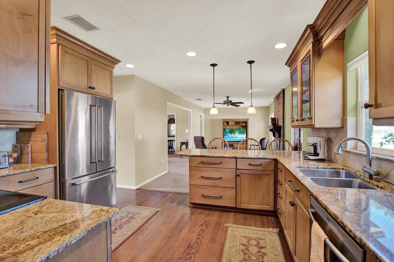 Listing photo id 3 for 610 Sylvan Drive