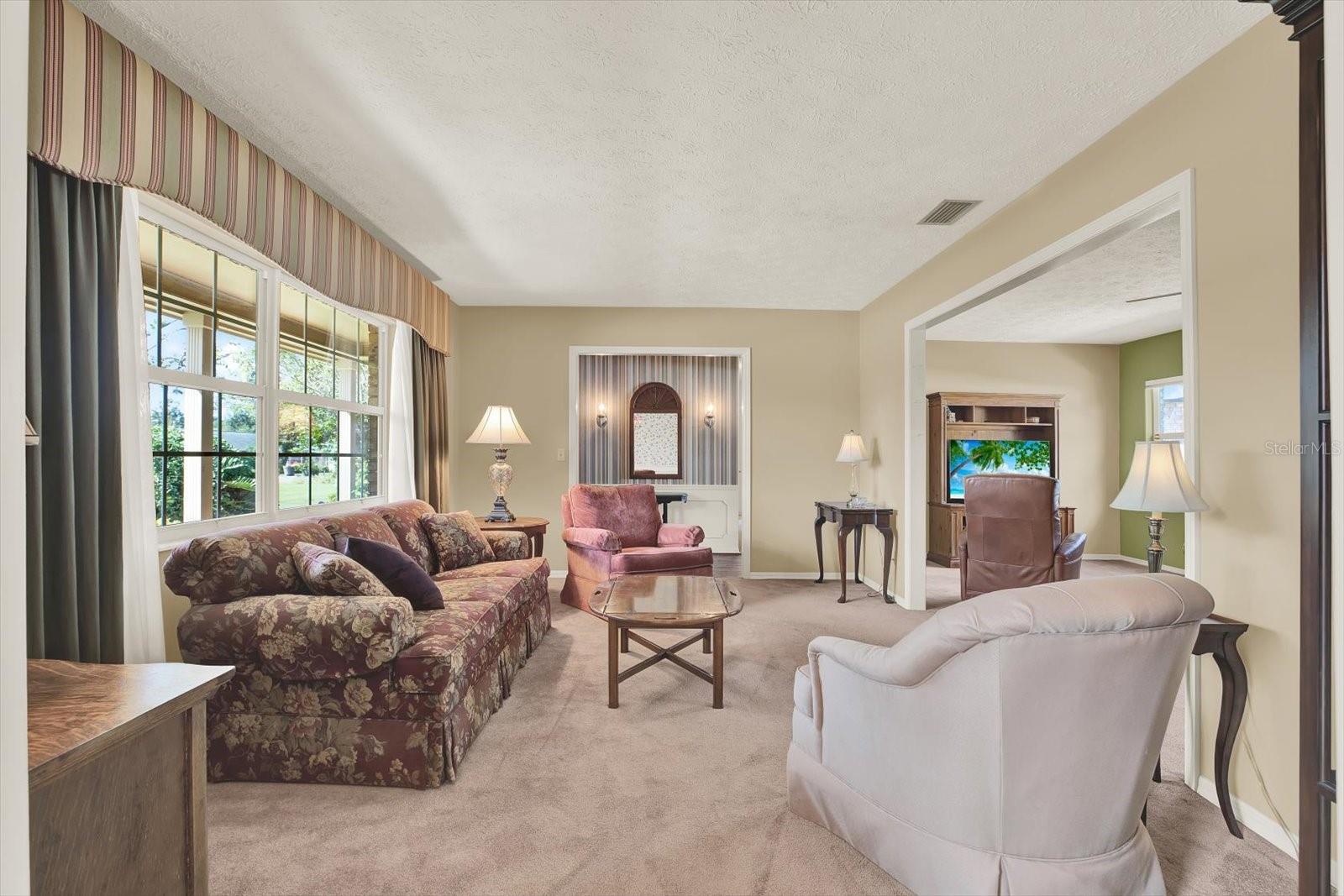 Listing photo id 5 for 610 Sylvan Drive