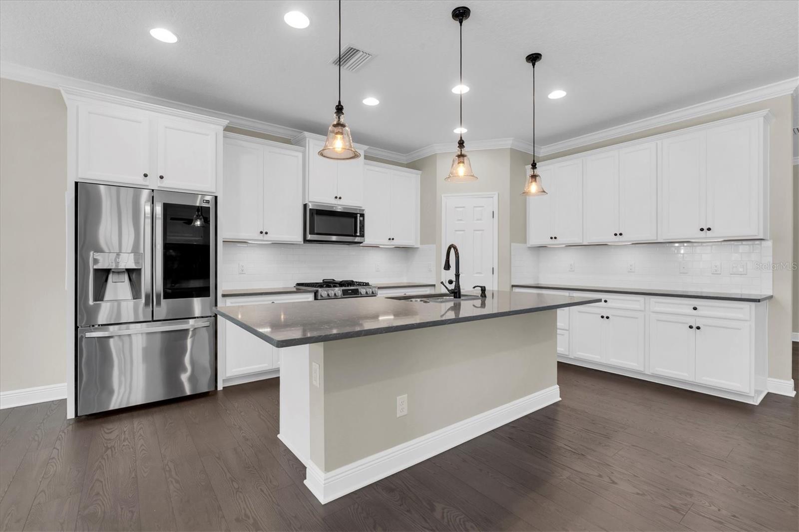 Listing photo id 10 for 13117 Payton Street