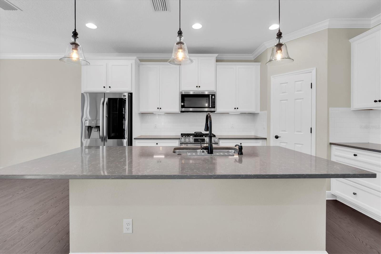Listing photo id 12 for 13117 Payton Street