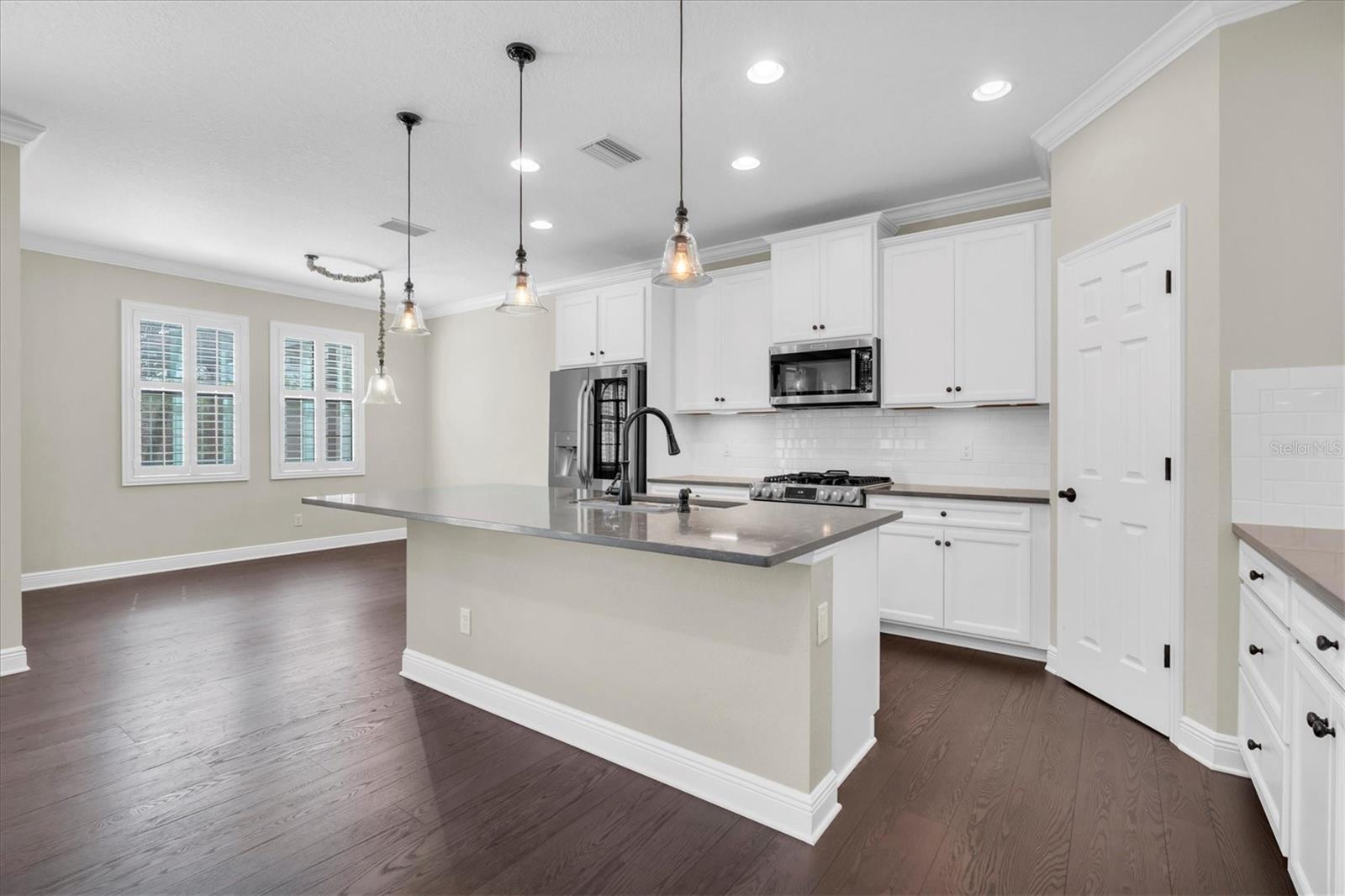 Listing photo id 48 for 13117 Payton Street
