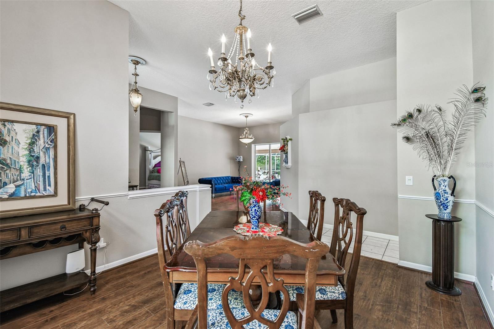 Listing photo id 11 for 1384 Forestedge Boulevard
