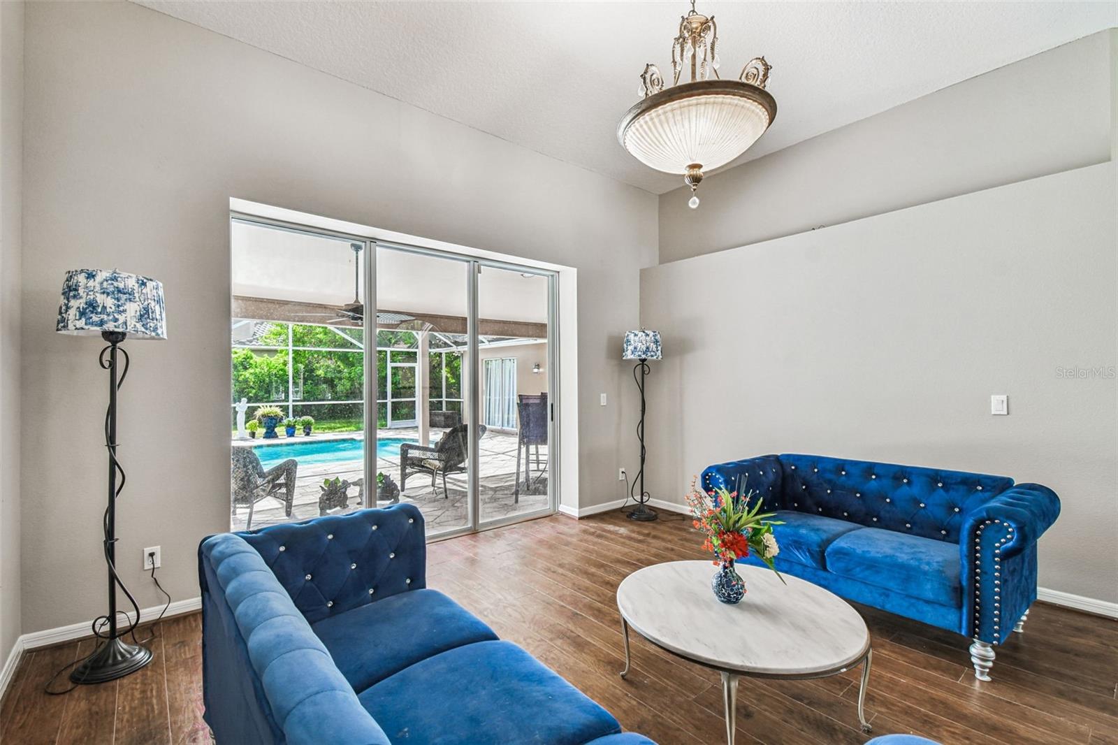 Listing photo id 13 for 1384 Forestedge Boulevard