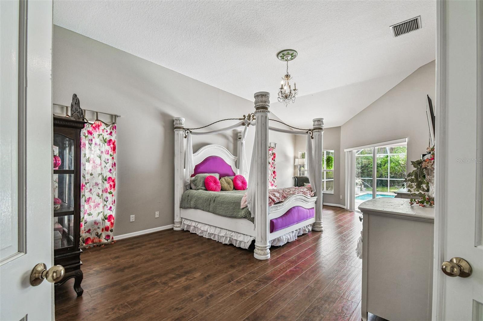 Listing photo id 15 for 1384 Forestedge Boulevard