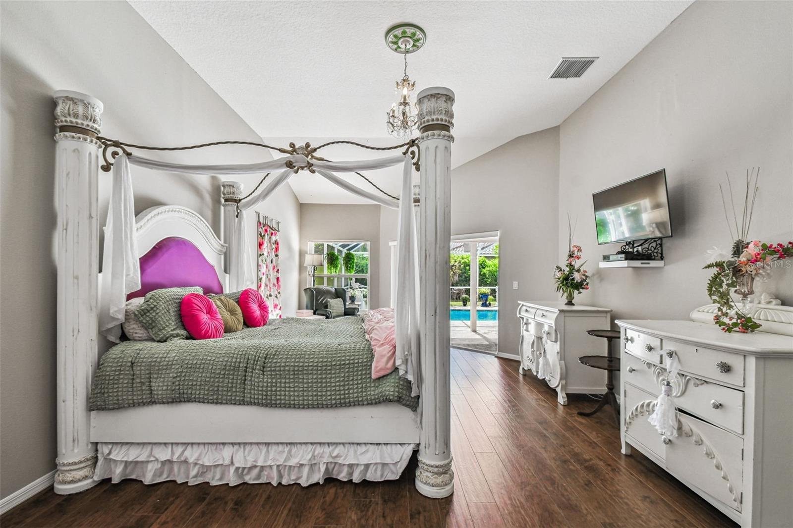 Listing photo id 17 for 1384 Forestedge Boulevard