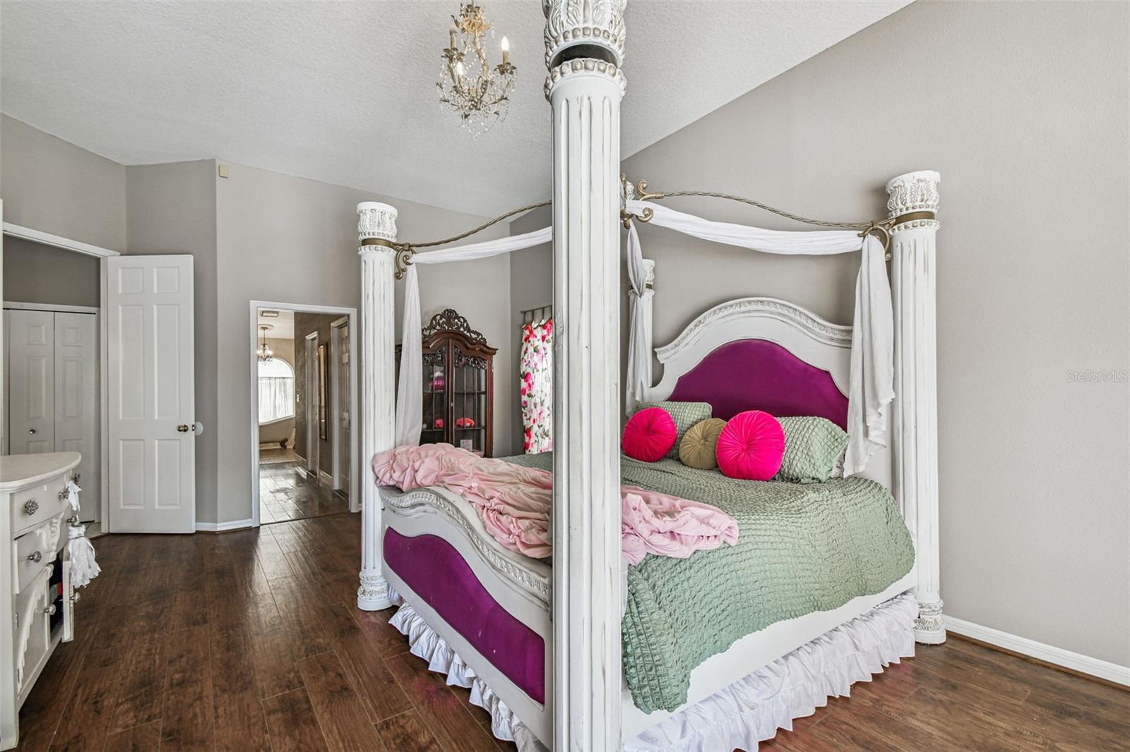 Listing photo id 18 for 1384 Forestedge Boulevard