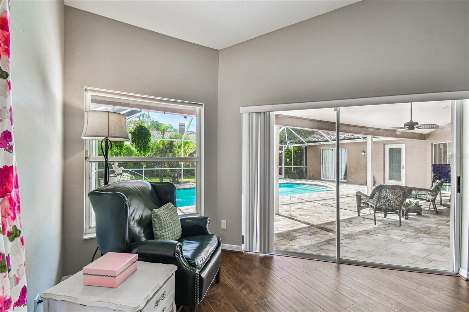 Listing photo id 19 for 1384 Forestedge Boulevard
