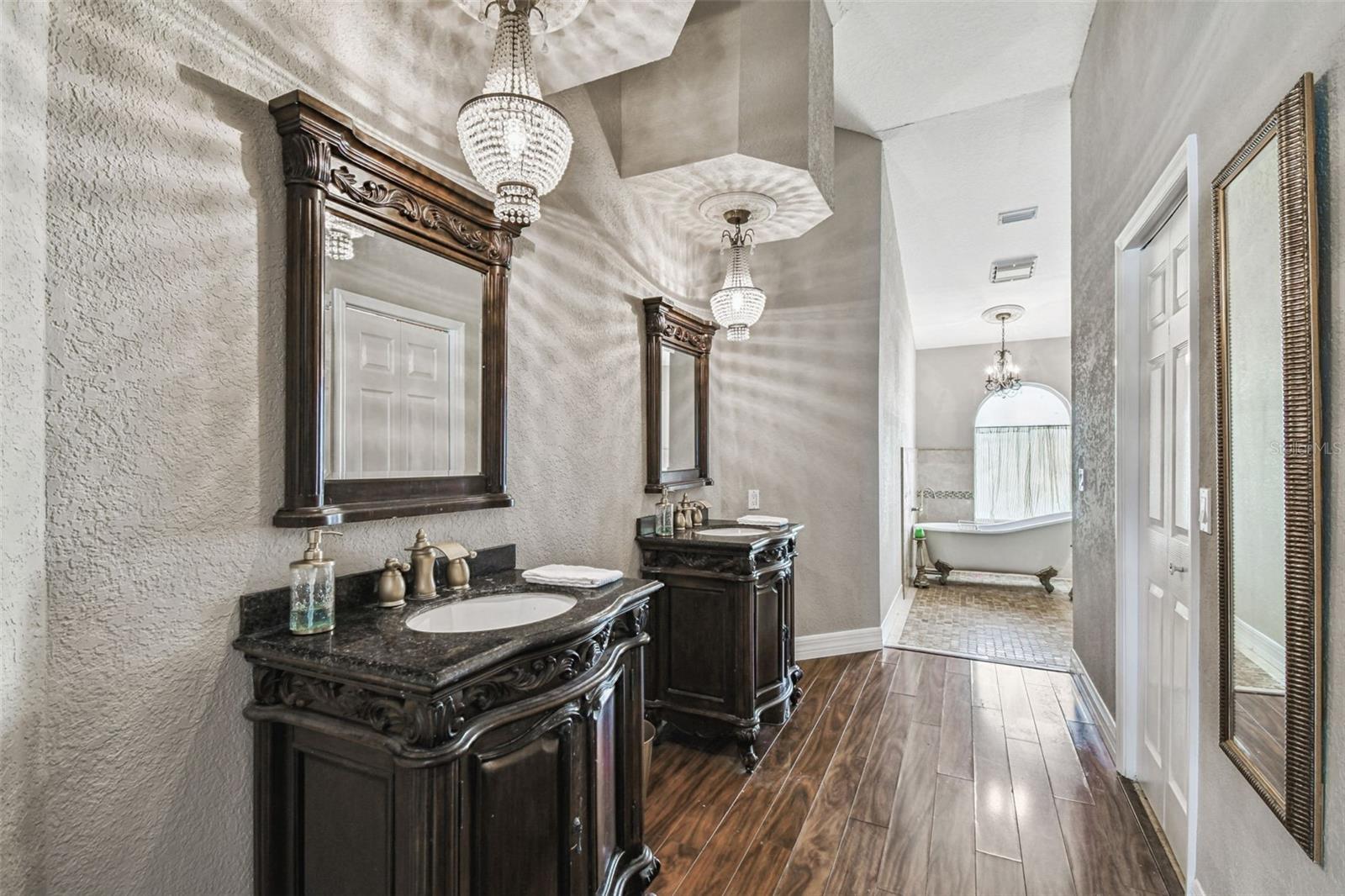 Listing photo id 20 for 1384 Forestedge Boulevard