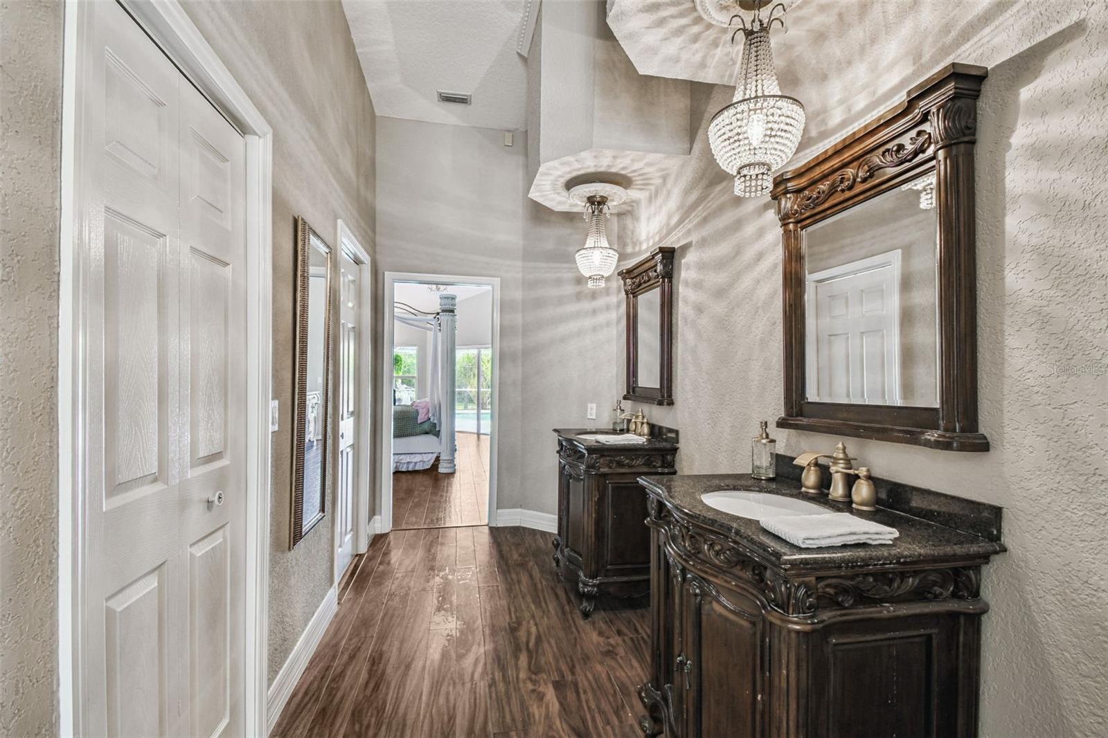Listing photo id 21 for 1384 Forestedge Boulevard