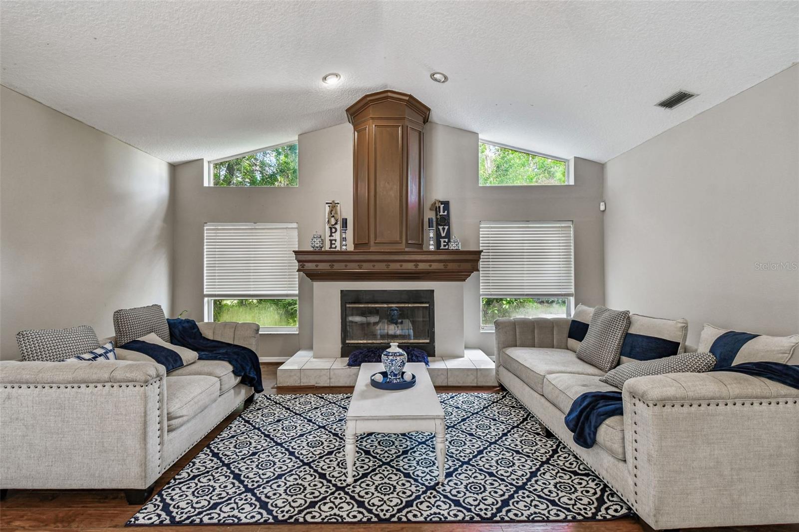 Listing photo id 28 for 1384 Forestedge Boulevard