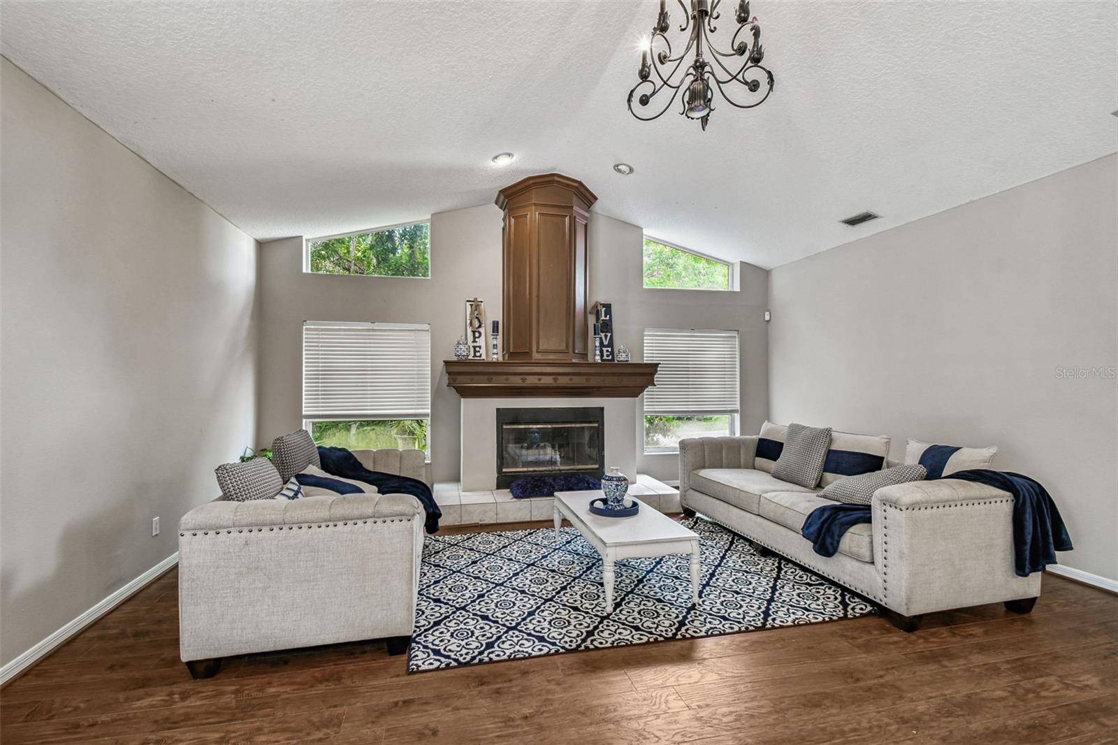 Listing photo id 29 for 1384 Forestedge Boulevard