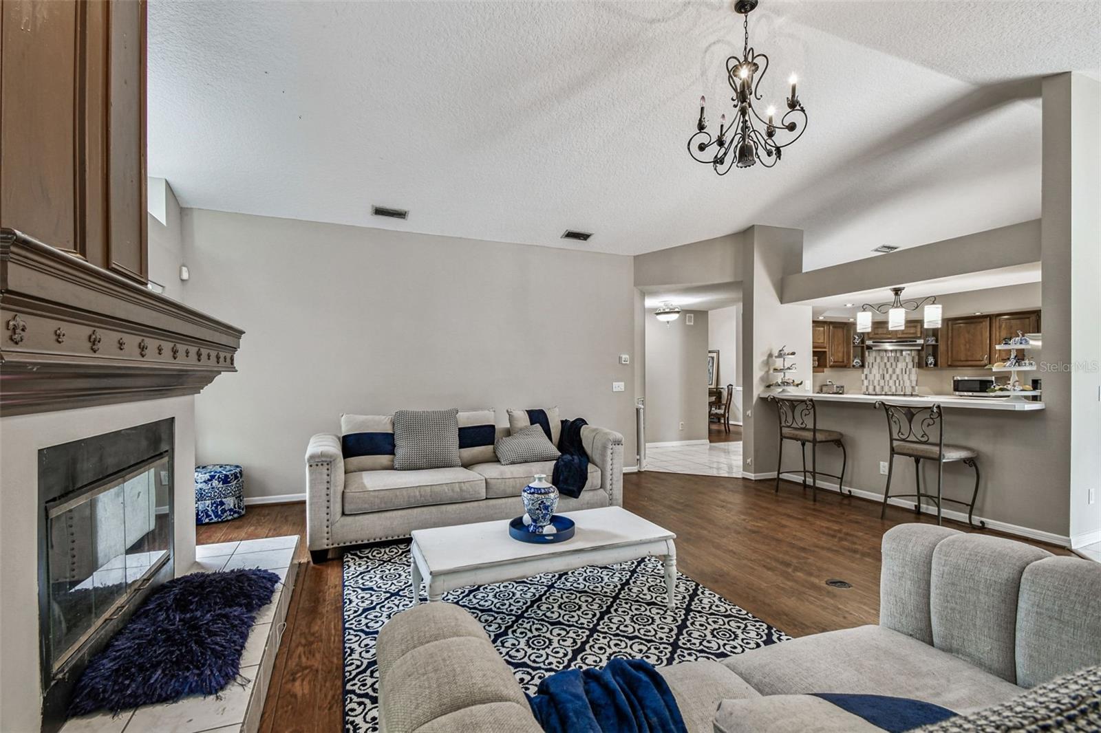 Listing photo id 31 for 1384 Forestedge Boulevard