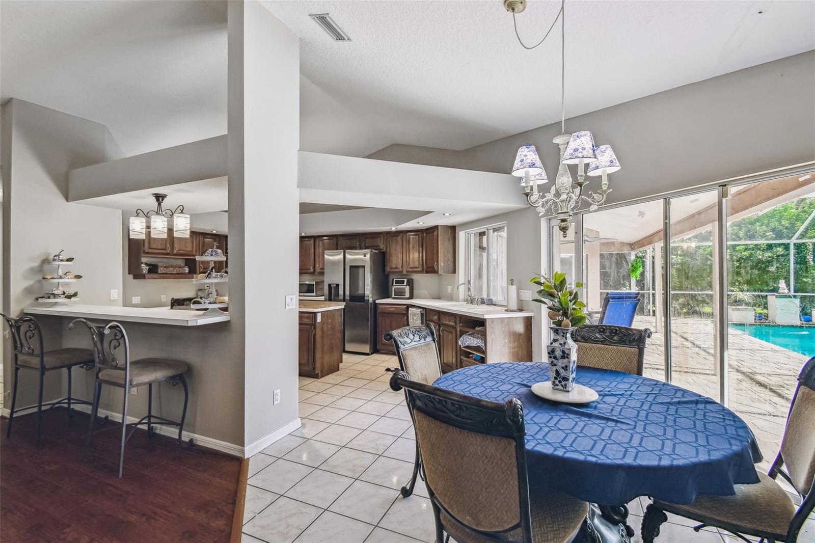 Listing photo id 33 for 1384 Forestedge Boulevard