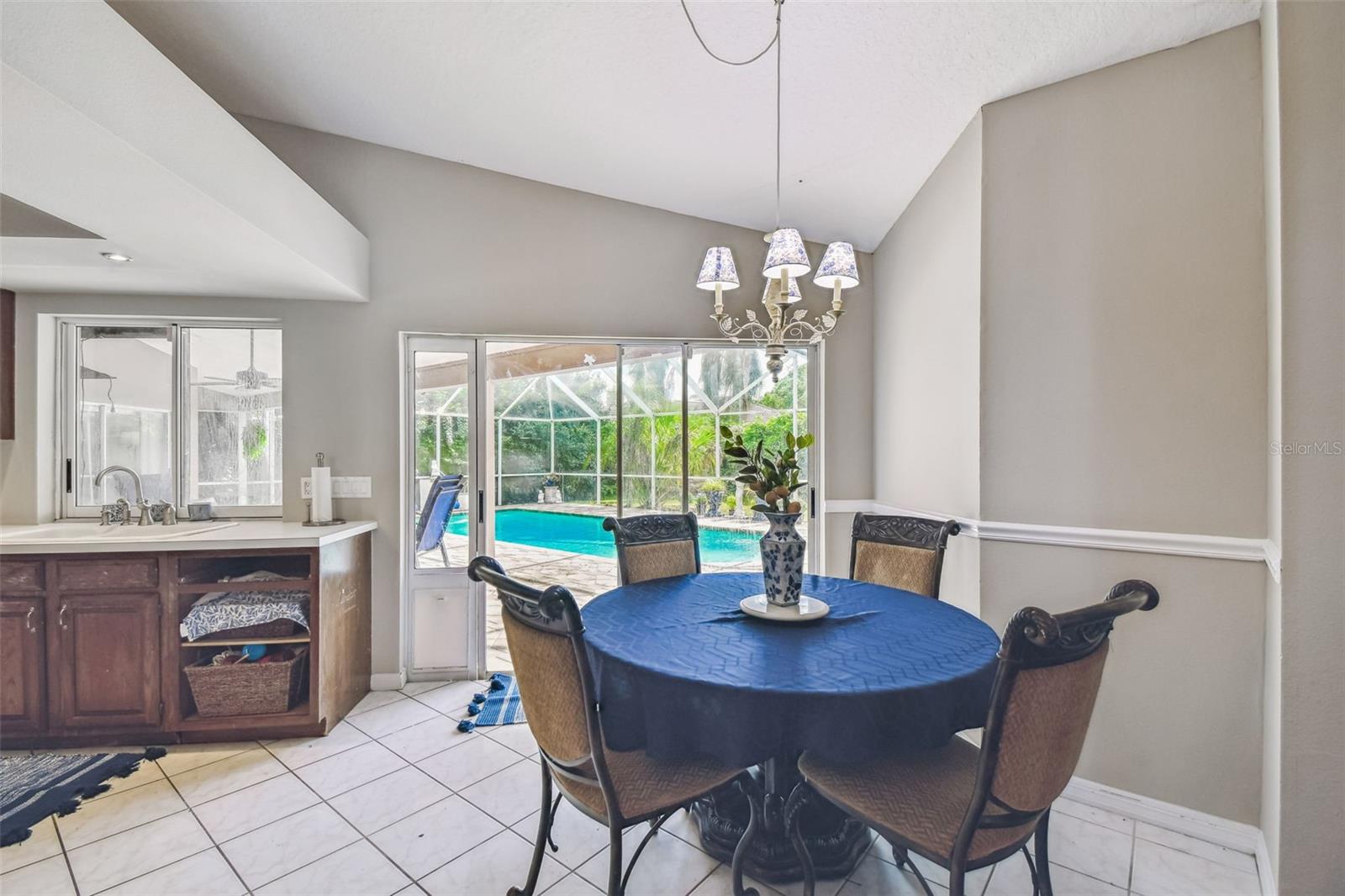 Listing photo id 34 for 1384 Forestedge Boulevard